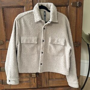NWT Vuori sycamore short shirt jacket in “dark salt” size medium women’s